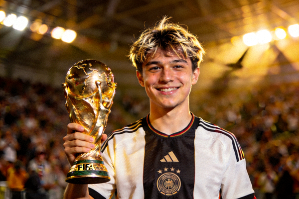 FIFA世界冠军'Tekzz'选手肖像 - 年轻选手手持奖杯面带微笑